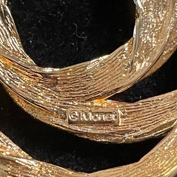 Lot of 2 vintage Gold Tone Brooches Trifari and Monet Signed - Picture 6 of 7